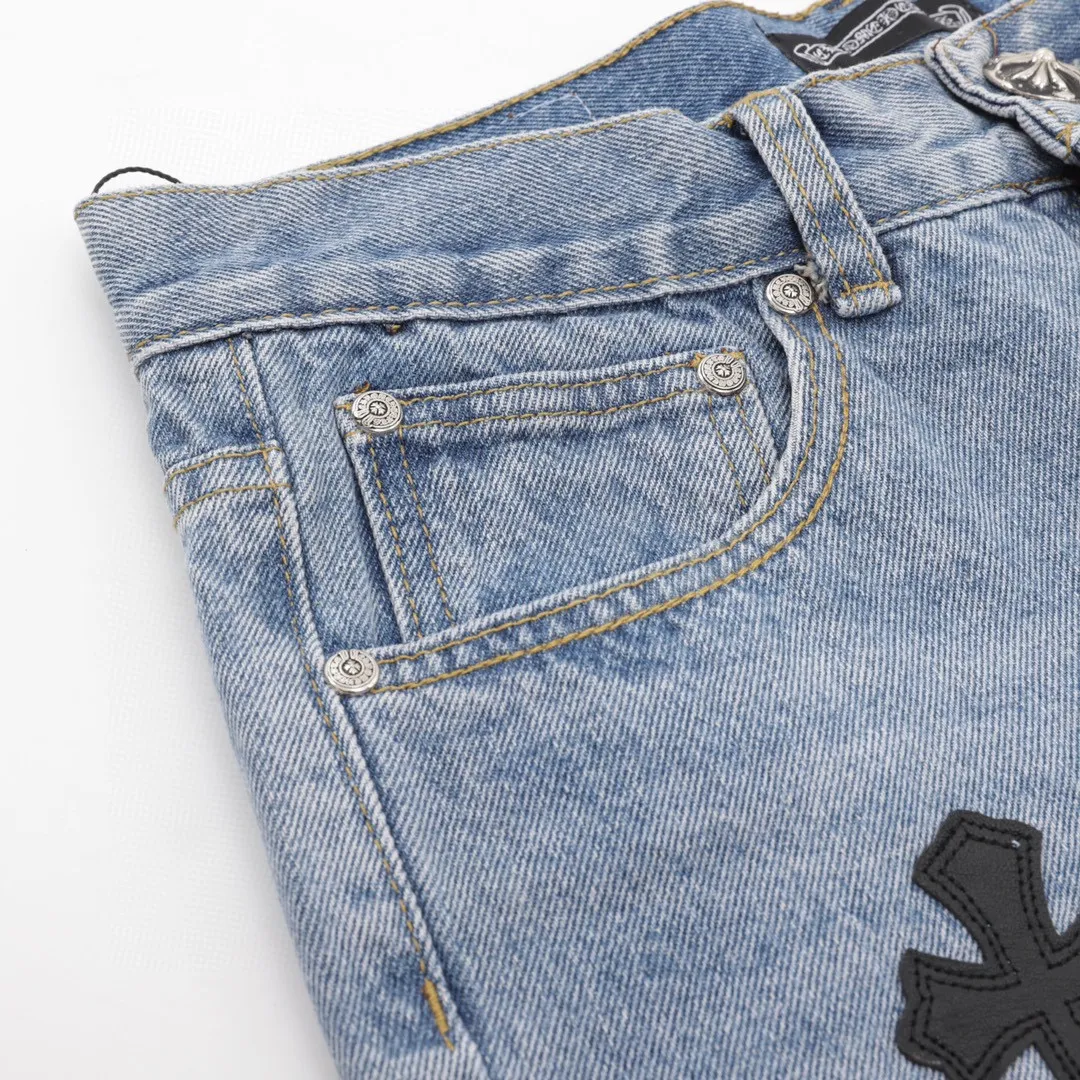 P210 Top version (light blue and black leather) Top version Chrome Hearts jeans with leather blue denim. It is known that chromehearts jeans will use vintage Levis jeans as the base plate for creation. They usually add their own unique silver buckles and silver ornaments, plus leather embellishments. This is what doubles the value of these vintage jeans, because the base plate is Vintage jeans, jeans themselves have become very soft and comfortable after years of baptism. This can be distinguished from ordinary jeans. Regarding the size, you should also refer to the pants data. Style number: 1250# Color: light blue black leather Size: 28 30 32 34 28 Waist 86 Hips 100 Pants length 102 30 Waist 90 Hips 104 Pants length 104 32 Waist 94 Hips 108, pants length 106 34, waist 98, hips 112, pants length 110